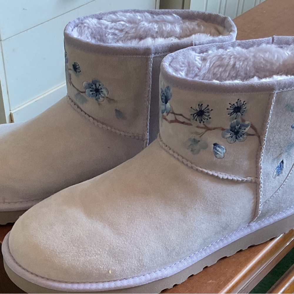 UGG Women’s Blue Floral Embroidered Women's Boots NEW W11